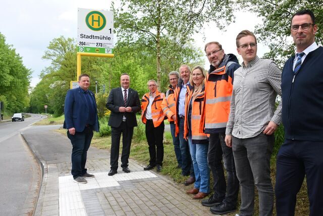 Die Kooperationspartner des Pilotprojekts Stadtmühlenbucht stehen an der barrierefreien Bushaltestelle.