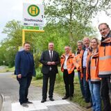 Die Kooperationspartner des Pilotprojekts Stadtmühlenbucht stehen an der barrierefreien Bushaltestelle.
