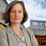 Schuldezernentin Monika Nienaber-Willaredt vor der neuen Gesamtschule in Wellinghofen, die zuvor eine Realschule war.