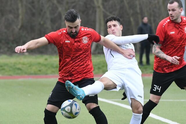 Fatih Kantarci (l) kehrt von Arminia Ickern zur Eintracht Ickern zurück.