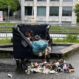 Am Dortmunder Hauptbahnhof zündete eine Frau einen Müllcontainer an.