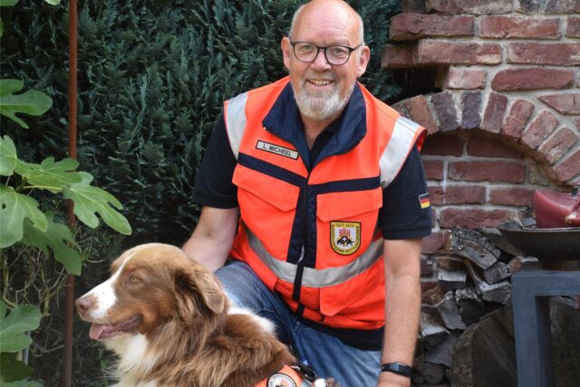 Ludger Micheel hat seinen Hund Jamie 3 Jahre lang zum Rettungshund ausgebildet. Wegen der Corona-Pandemie hat die Ausbildung länger gedauert als üblich.