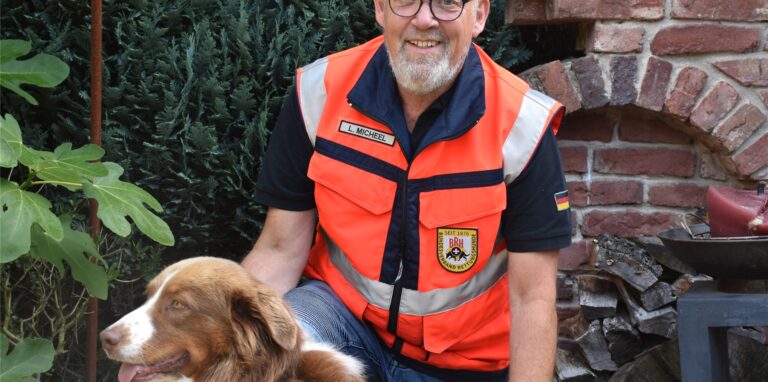 Ludger Micheel hat seinen Hund Jamie 3 Jahre lang zum Rettungshund ausgebildet. Wegen der Corona-Pandemie hat die Ausbildung länger gedauert als üblich.