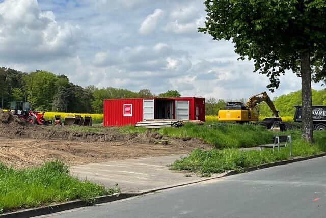 Bagger und ein Container sind jetzt auf dem Acker, auf dem das Baugebiet Nesberg entsteht, zu sehen.