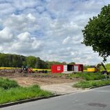Bagger und ein Container sind jetzt auf dem Acker, auf dem das Baugebiet Nesberg entsteht, zu sehen.