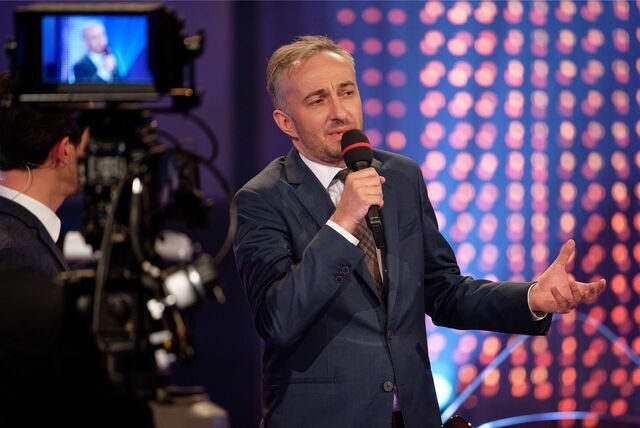 Der Komiker Jan Böhmermann steht bei der 59. Grimme-Preisverleihung mit dem Preis in der Kategorie „Unterhaltung“ auf der Bühne.