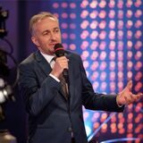 Der Komiker Jan Böhmermann steht bei der 59. Grimme-Preisverleihung mit dem Preis in der Kategorie „Unterhaltung“ auf der Bühne.