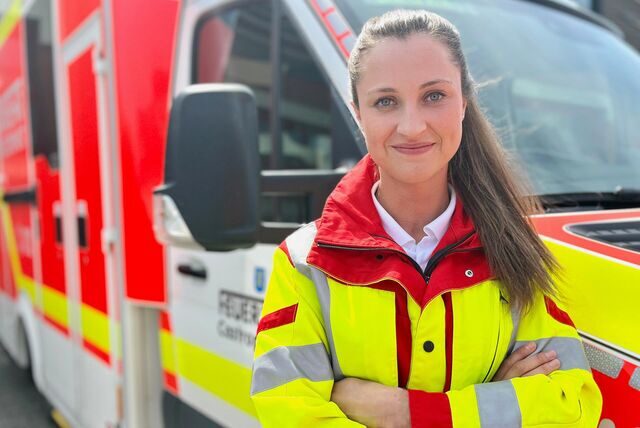 Alyssa Brauckmann steht in Castrop-Rauxel vor einem Rettungswagen auf dem Gelände der Feuerwache.