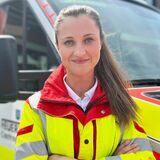 Alyssa Brauckmann steht in Castrop-Rauxel vor einem Rettungswagen auf dem Gelände der Feuerwache.