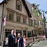 Annegret und Markus Volmer stehen vor dem denkmalgeschützten Haus an der Münsterstraße 14 in Recklinghausen.