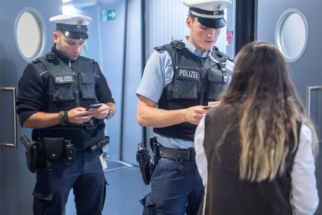 Beamte der Bundespolizei führen an einem Gate am Flughafen eine Einreisekontrolle durch. (Symbolbild)