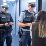 Beamte der Bundespolizei führen an einem Gate am Flughafen eine Einreisekontrolle durch. (Symbolbild)