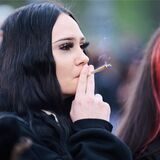 Eine Demonstrantin raucht einen Joint, während sie an der Demonstration „Entkriminalisierung sofort – für die Freigabe von Cannabis“, vor dem Brandenburger Tor teilnimmt.