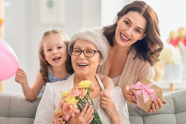 Drei Generationen: Enkelin, Tochter und Oma.