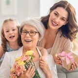 Drei Generationen: Enkelin, Tochter und Oma.