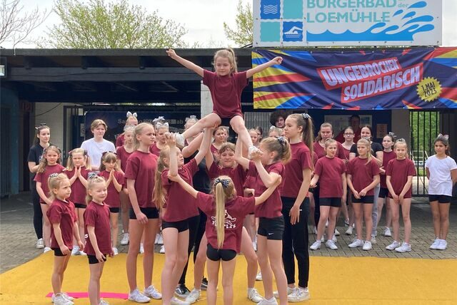 Die Cheerleader der DjK Lenkerbeck zeigen ihr Können bei vielen Gelegenheiten – unser Foto zeigt sie am Bürgerbad Loemühle. Beim Benefizspiel für Erdbebenopfer wären sie gern dabei gewesen – doch die Organisatoren fanden den Rahmen nicht passend.