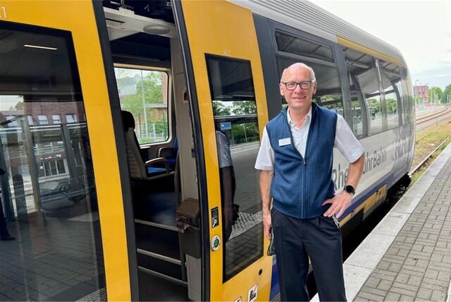 Detlev Dörnhöfer aus Dorsten steht vor einem Zug.