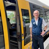 Detlev Dörnhöfer aus Dorsten steht vor einem Zug.