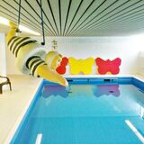 In einer Schwimmschule in Herne soll ein Schwimmlehrer eine Kollegin vergewaltigt haben – bei einer Kinderschwimmstunde. Jetzt beschäftigen die Vorwürfe das Bochumer Landgericht. (Symbolbild)