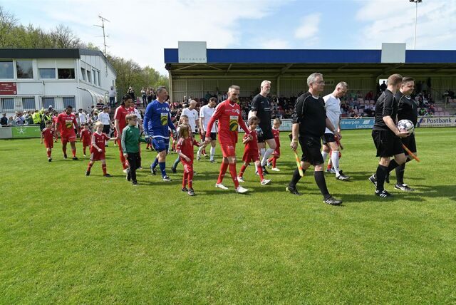 500 Zuschauer verfolgten das Benefizspiel „Ali, Engin & Friends – Ruhrpotthelden“ im Stadion am Badeweiher. Die Spendensumme, die dabei für die Erdbebenopfer zusammenkam, soll noch bekannt gegeben werden.