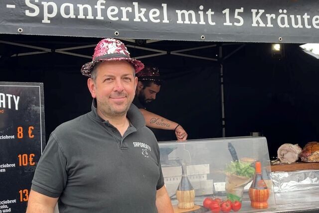 Ronaldo Elisee bietet auf dem Street Food & Music-Festival auf dem Friedensplatz original italienische Porchetta an.