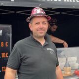 Ronaldo Elisee bietet auf dem Street Food & Music-Festival auf dem Friedensplatz original italienische Porchetta an.