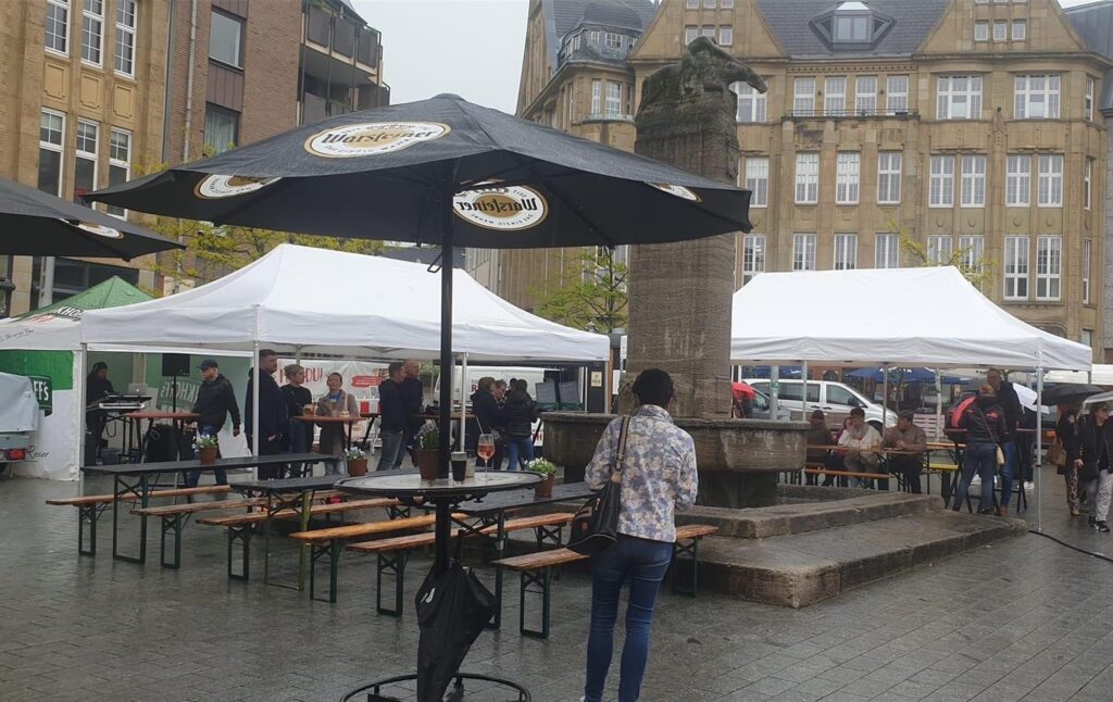 Hut ab an die Besucher unterm Reiterbrunnen, die sich trotz des Regens zum Naschmarkt wagten. Hut ab an die Besucher unterm Reiterbrunnen, die sich trotz des Regens zum Naschmarkt wagten.