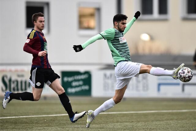 Imad Aweimer (am Ball), hier im Trikot des FC Kray  im Spiel gegen den ASC 09 Dortmund, kommt zum SV Wacker Obercastrop.