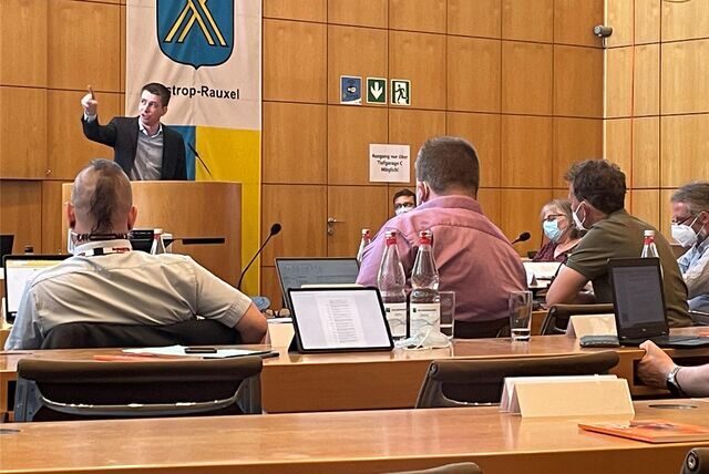 Tom Roehl (FDP, am Rednerpult) und Nils Bettinger (Mitte) bilden zusammen die FDP-Fraktion in Castrop-Rauxel.