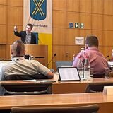 Tom Roehl (FDP, am Rednerpult) und Nils Bettinger (Mitte) bilden zusammen die FDP-Fraktion in Castrop-Rauxel.