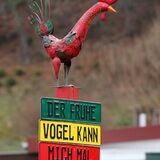Wer morgens nicht von allein wach wird, braucht irgendeine Art Hilfsmittel. Die Papatastisch-Familie muss sich da mal etwas Neues überlegen. Etwas mit Hahn?