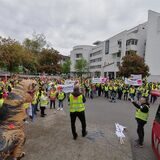 Verdi-Demonstration in Recklinghausen: Streikende mit gelben Westen halten Banner hoch