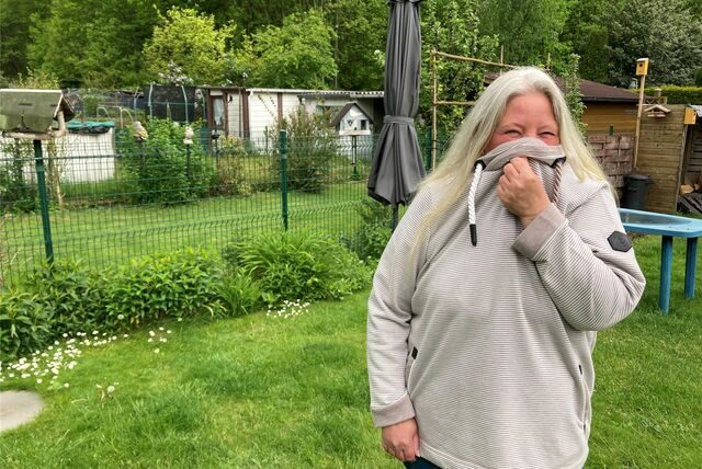 Schon Mitte Mai hielt sich Heike Heitkamp die Nase zu. Nun klagen sie und ihre Nachbarn aus der Zollverein-Siedlung wieder über süßlichen Müllgeruch.