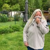 Schon Mitte Mai hielt sich Heike Heitkamp die Nase zu. Nun klagen sie und ihre Nachbarn aus der Zollverein-Siedlung wieder über süßlichen Müllgeruch.