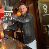 Gastwirt Dimitrios Kalpakidis in seiner Kneipe „Perpendikel“ in der östlichen Dortmunder Innenstadt.