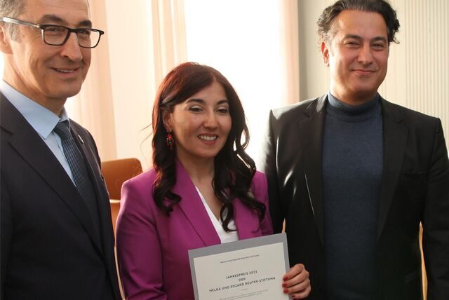 Bundesminister Cem Özdemir (l.) mit Serife Vural-Banik und ihrem Bruder Murat Vural bei der Preisverleihung in Berlin.