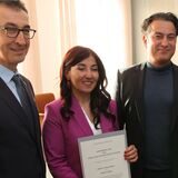 Bundesminister Cem Özdemir (l.) mit Serife Vural-Banik und ihrem Bruder Murat Vural bei der Preisverleihung in Berlin.