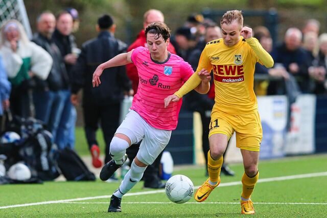 Ein Fernduell gegen den Abstieg aus der Westfalenliga liefern sich Robin Franke (l) und sein SV Wacker Obercastrop mit dem DSC Wanne (gelbe Trikots).