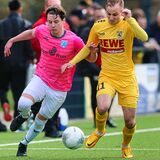 Ein Fernduell gegen den Abstieg aus der Westfalenliga liefern sich Robin Franke (l) und sein SV Wacker Obercastrop mit dem DSC Wanne (gelbe Trikots).