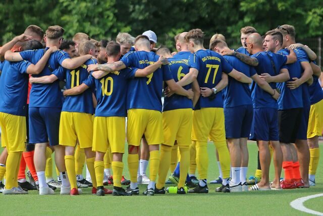 Die Spieler der Spvg Schwerin bilden einen Kreis