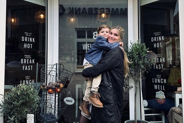 Katrin Kristan mit ihrem Émile vor ihrem Café Unique.