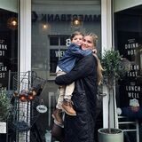 Katrin Kristan mit ihrem Émile vor ihrem Café Unique.
