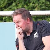 Mario Plechaty verfolgt das Spiel.