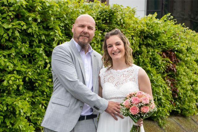 Nicole (geborene Jansen) und Thorsten Soika haben geheiratet. Auf dem Standesamt Castrop-Rauxel am Europaplatz gaben sie sich das Ja-Wort.