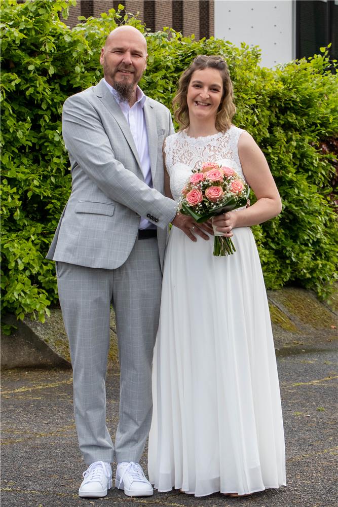 Nicole (geborene Jansen) und Thorsten Soika feierten ihre Hochzeit zunächst mit einem Sekt-Empfang. Anschließend gingen sie mit den Trauzeugen essen.