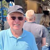 Werner Sauer (77) aus Holzwickede ist langjähriger Kunde am Fischstand der Familie Gimmerthal auf dem Dortmunder Wochenmarkt.