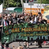 Rund 140 Personen haben am Samstagnachmittag am Global Marijuana March in Dortmund teilgenommen.