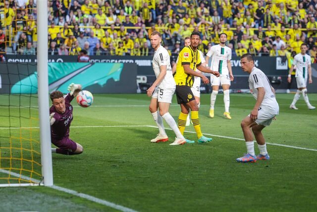Sebastien Haller erzielt einen Treffer gegen Mönchengladbach.