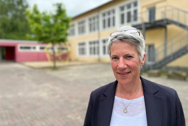Ilka Degenhardt, die neue Leiterin der Martin-Luther-King-Schule, steht auf dem Schulhof am Standort Bahnhofstraße.