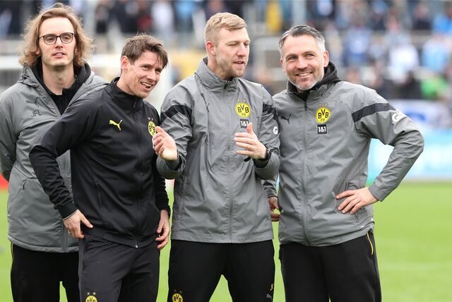 Jan-Frederik Luig, Benjamin Schüßler, Julian Koch und Jan Zimmermann unterhalten sich.